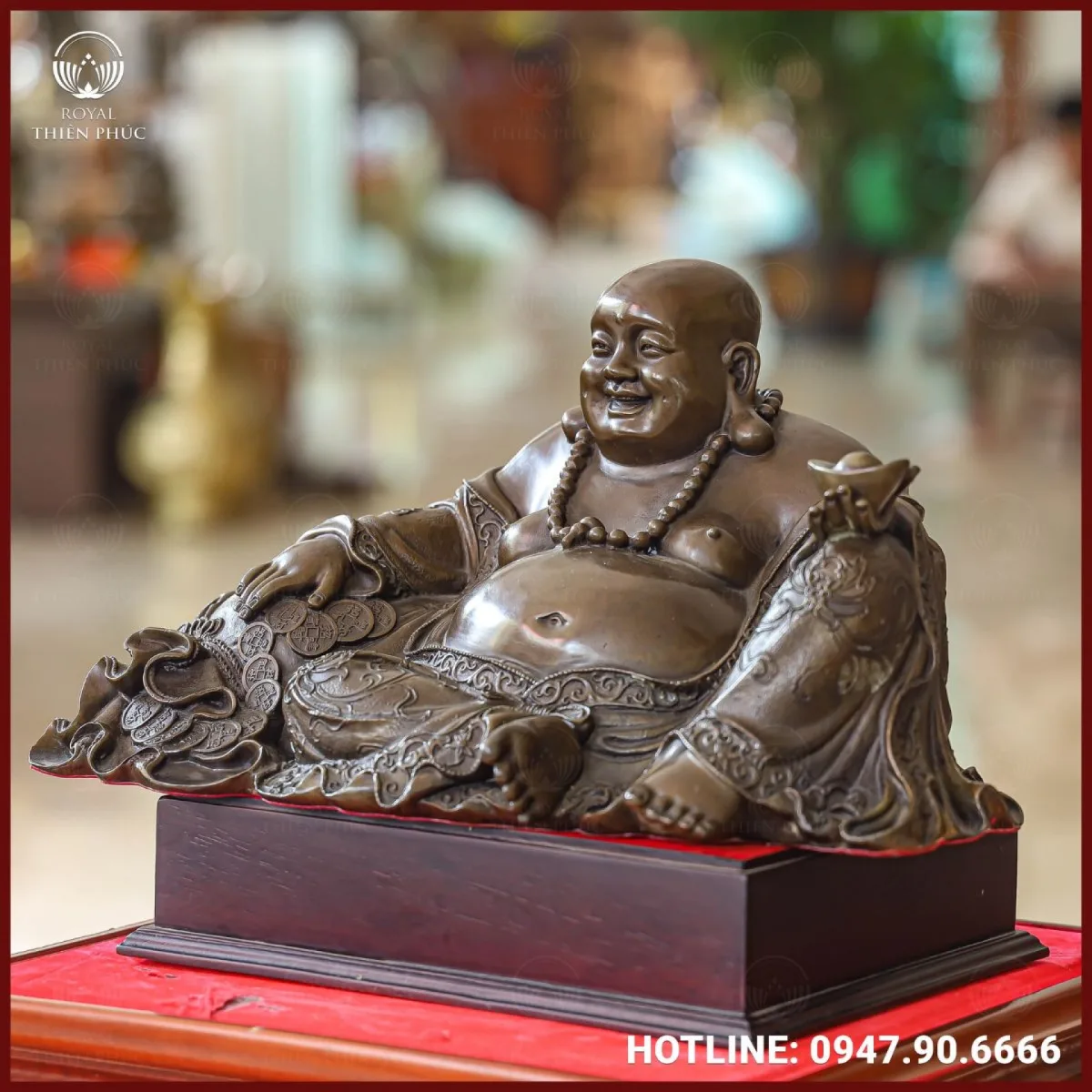 Phần đế tượng được thiết kế tinh xảo tạo nên tổng thể hài hòa, cân đối