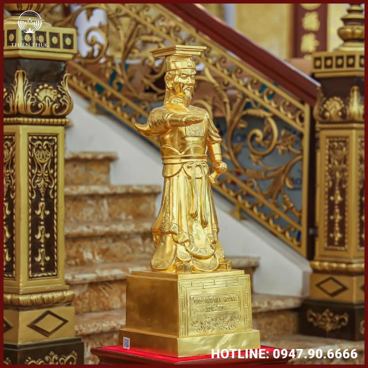 Bậc giữa nổi bật dòng chữ “Đinh Tiên Hoàng 924 - 979” bằng chữ Việt
