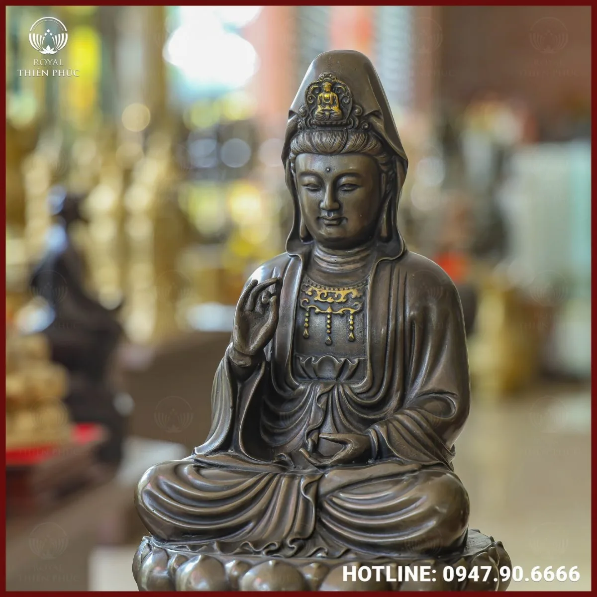 Gương mặt Quan Âm tròn đầy, phúc hậu, như vầng trăng rằm