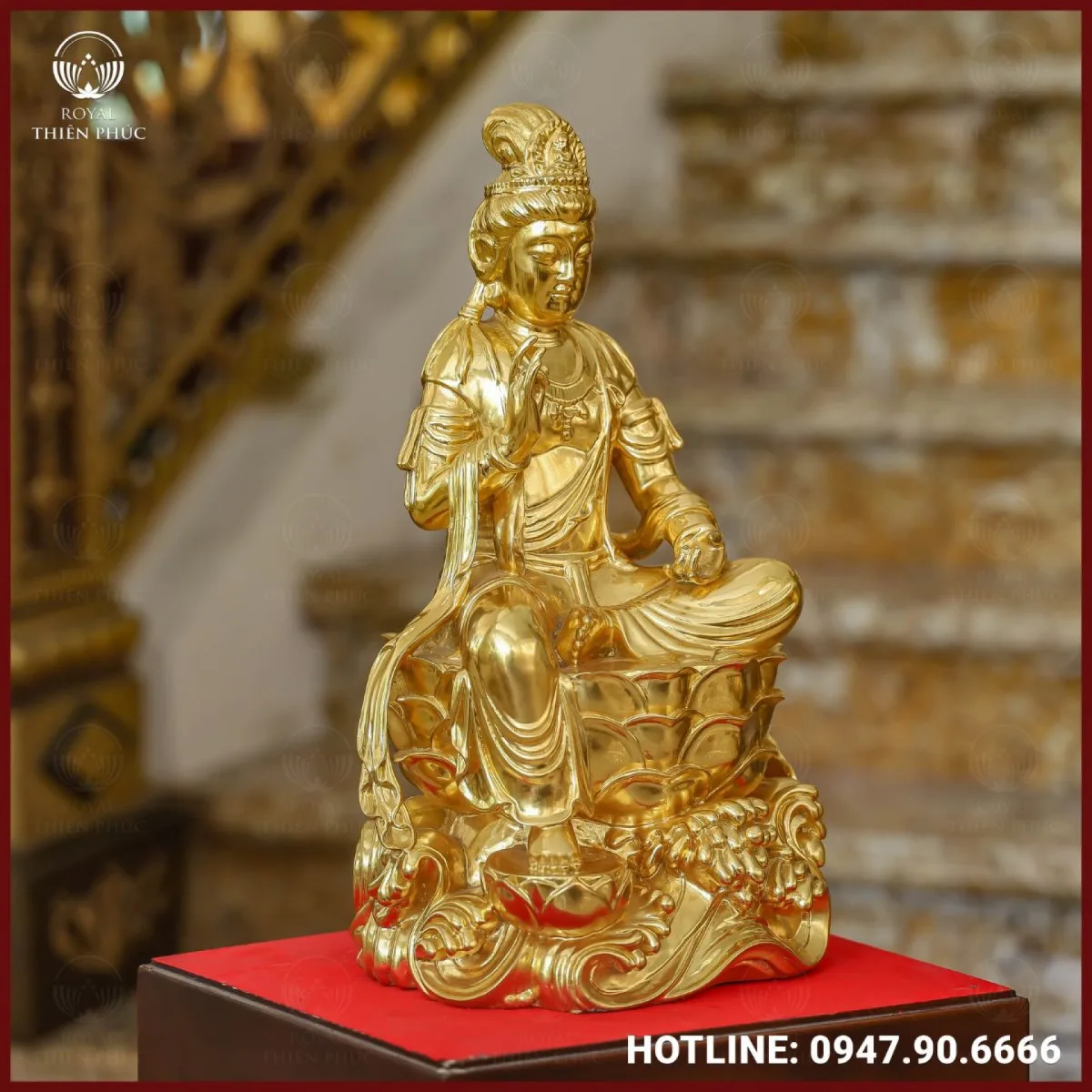 Thiên y của Ngài mềm mại như lụa, tung bay nhẹ nhàng trong gió