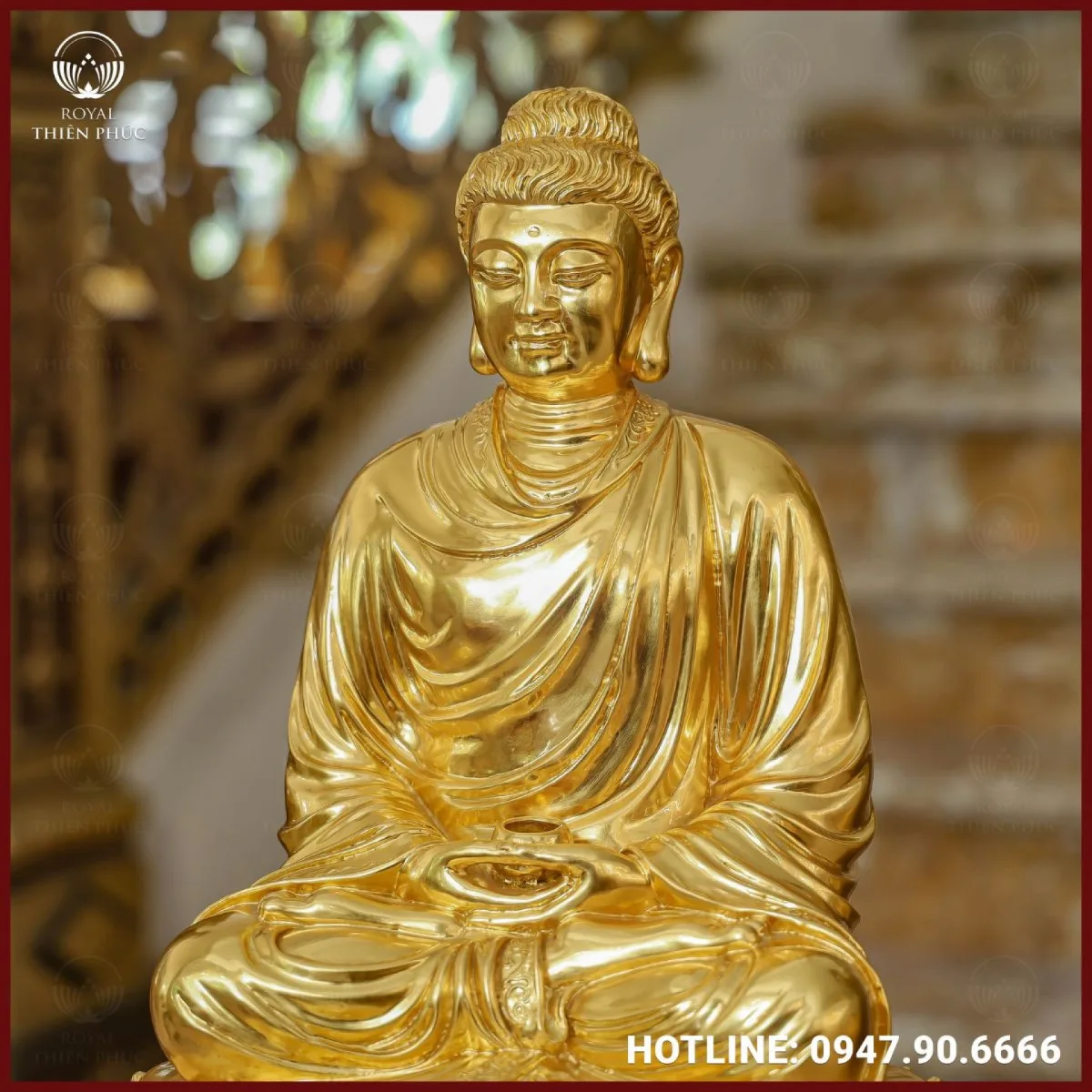 Đôi mắt khép hờ, lông mày thanh thoát như cánh cung