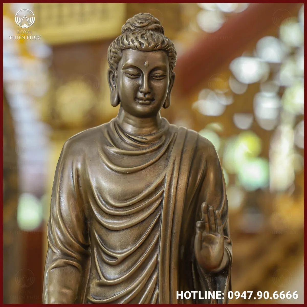 Gương mặt Ngài tròn đầy, phúc hậu