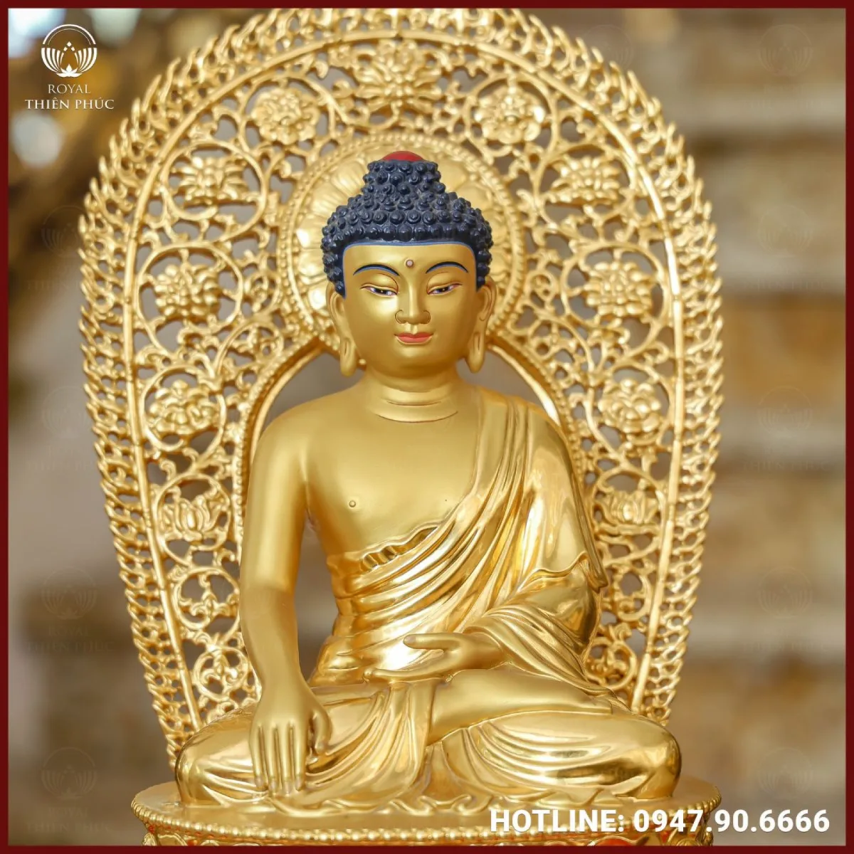 Gương mặt Ngài tròn đầy, phúc hậu, đôi mắt khép hờ