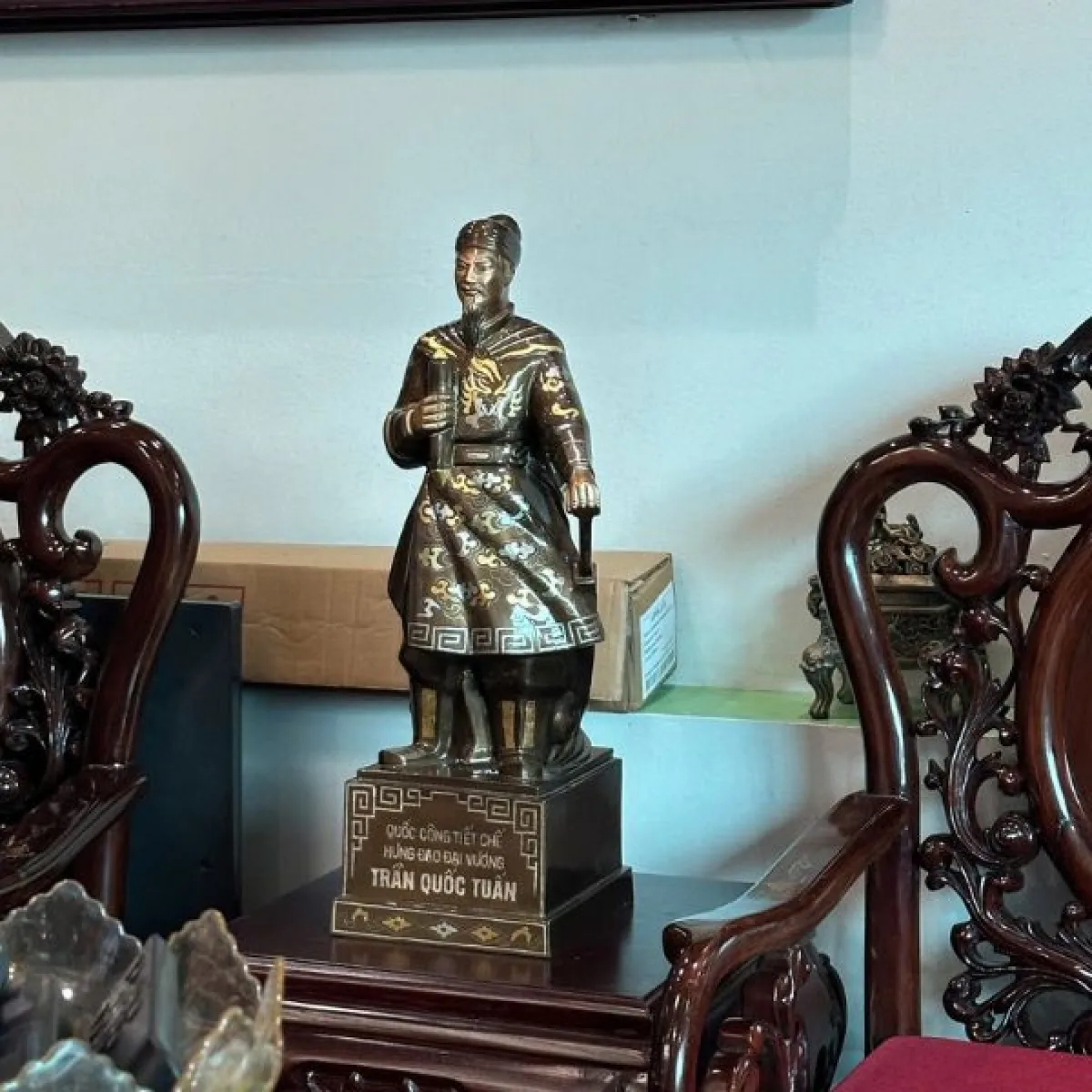 Tượng Trần Hưng Đạo đồng đỏ khảm tam khí